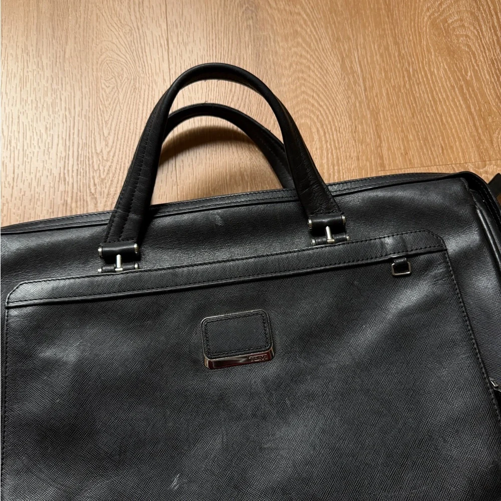 Tumi Astor Regis Black Slim Leather Briefcase Messenger Laptop Bag YS-1111